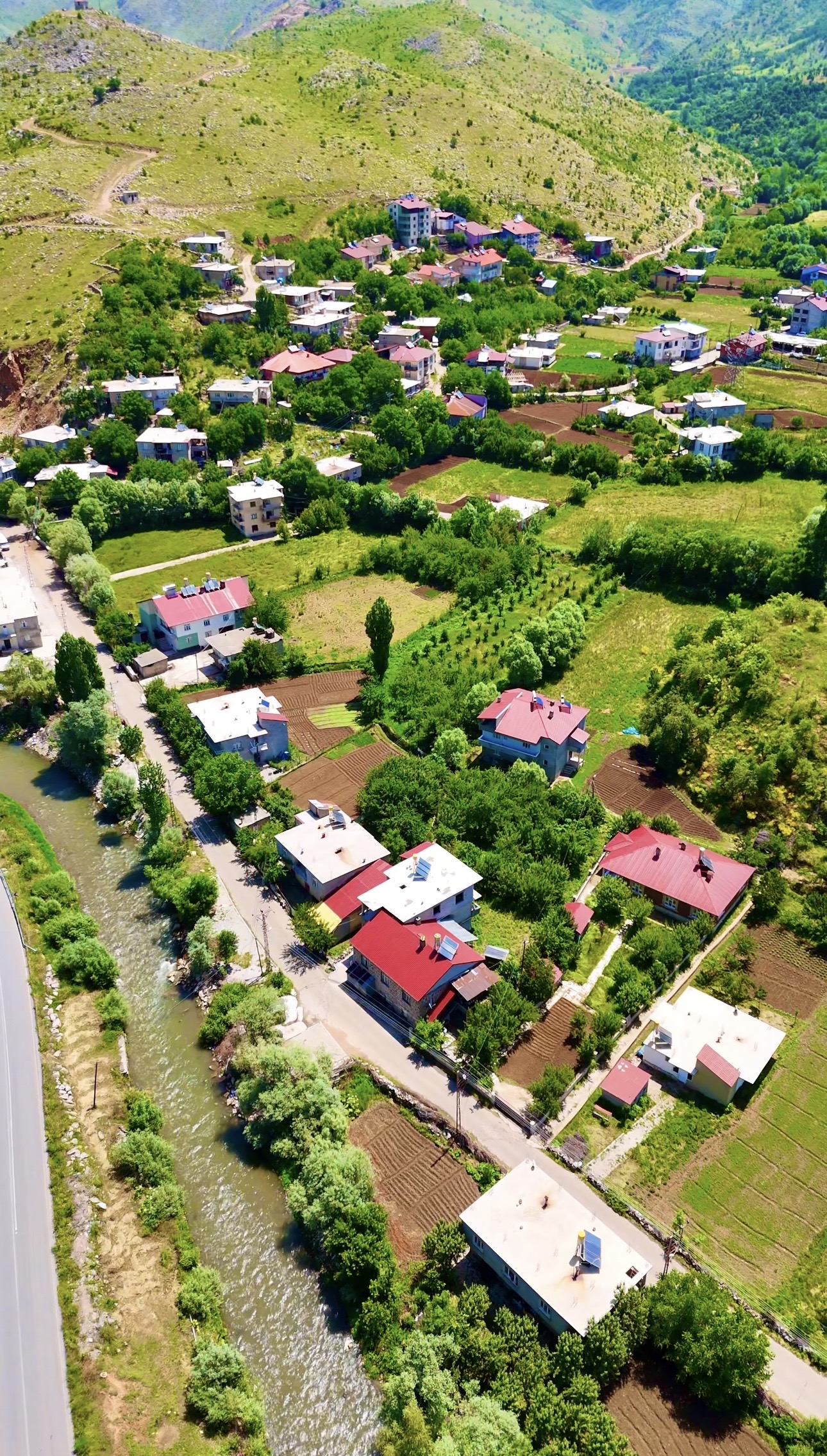 Kireçtaşı Köyü (Perxent) Akarsu ve Yeşil Doğa Manzarası